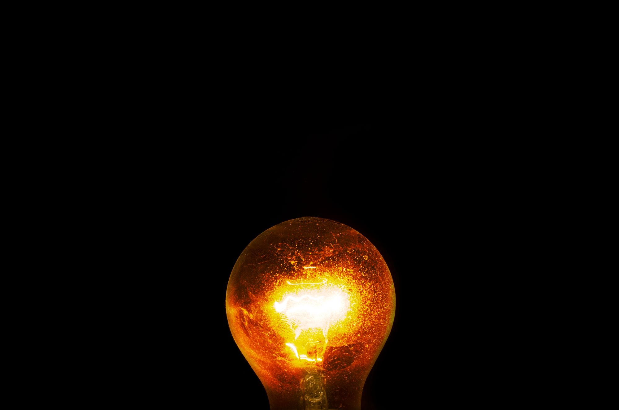 Une ampoule allumée dans le noir